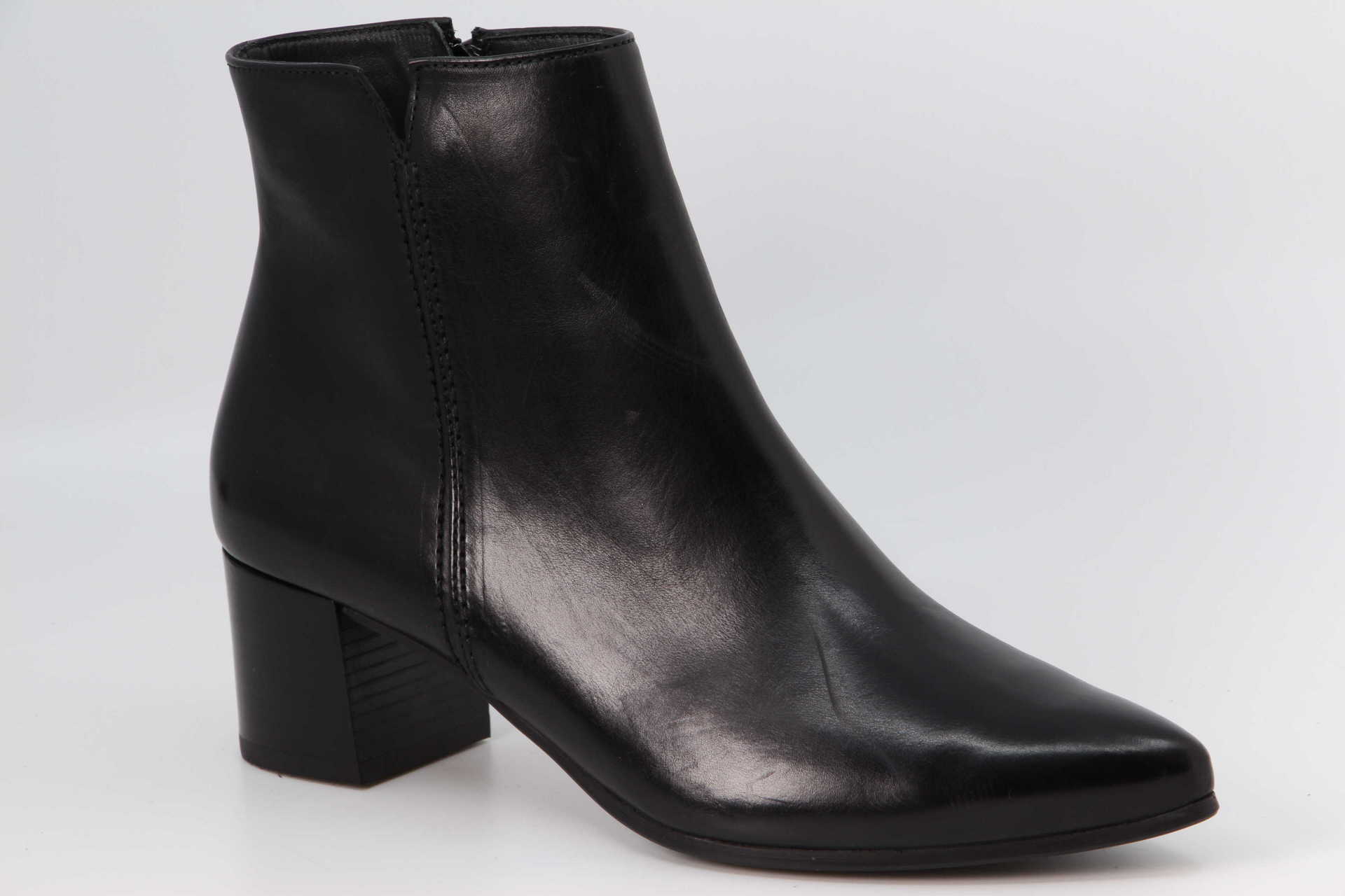 Stiefelette schwarz Vorderseite