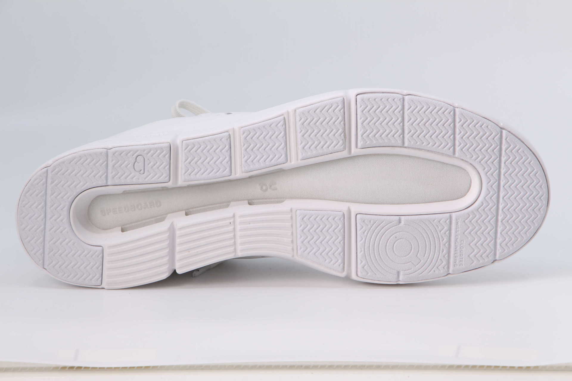 The Roger Advantage Men all white Sohle