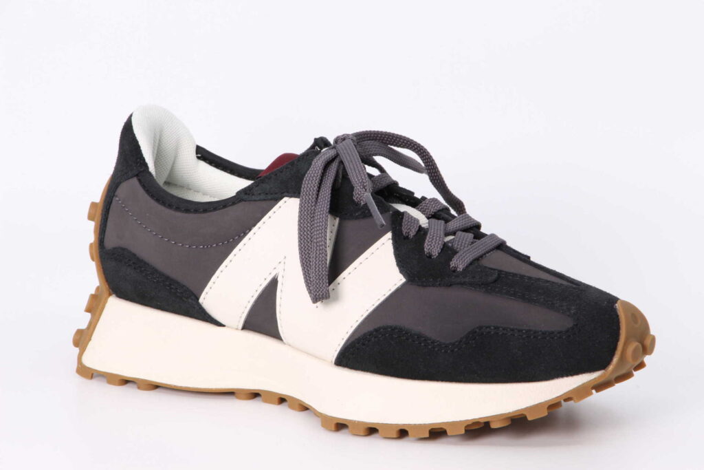 Sneaker 327 black / white Vorderseite