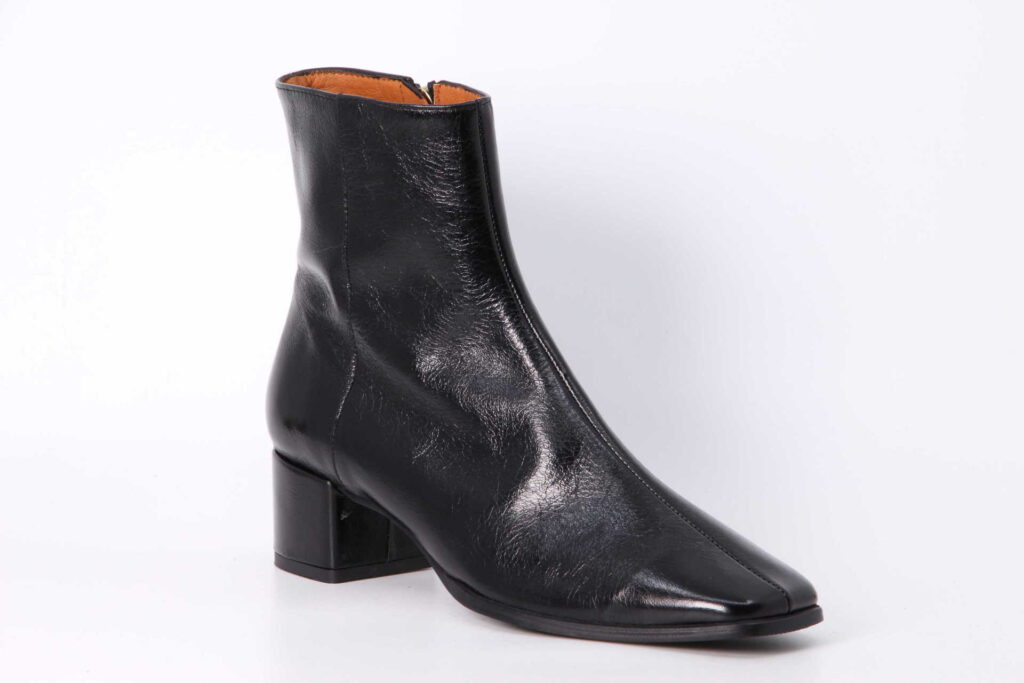 Stiefelette black Vorderseite