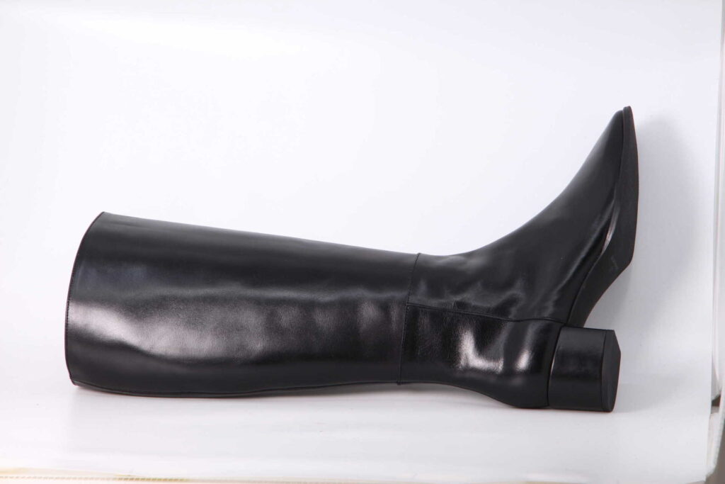 Stiefelette schwarz Vorderseite