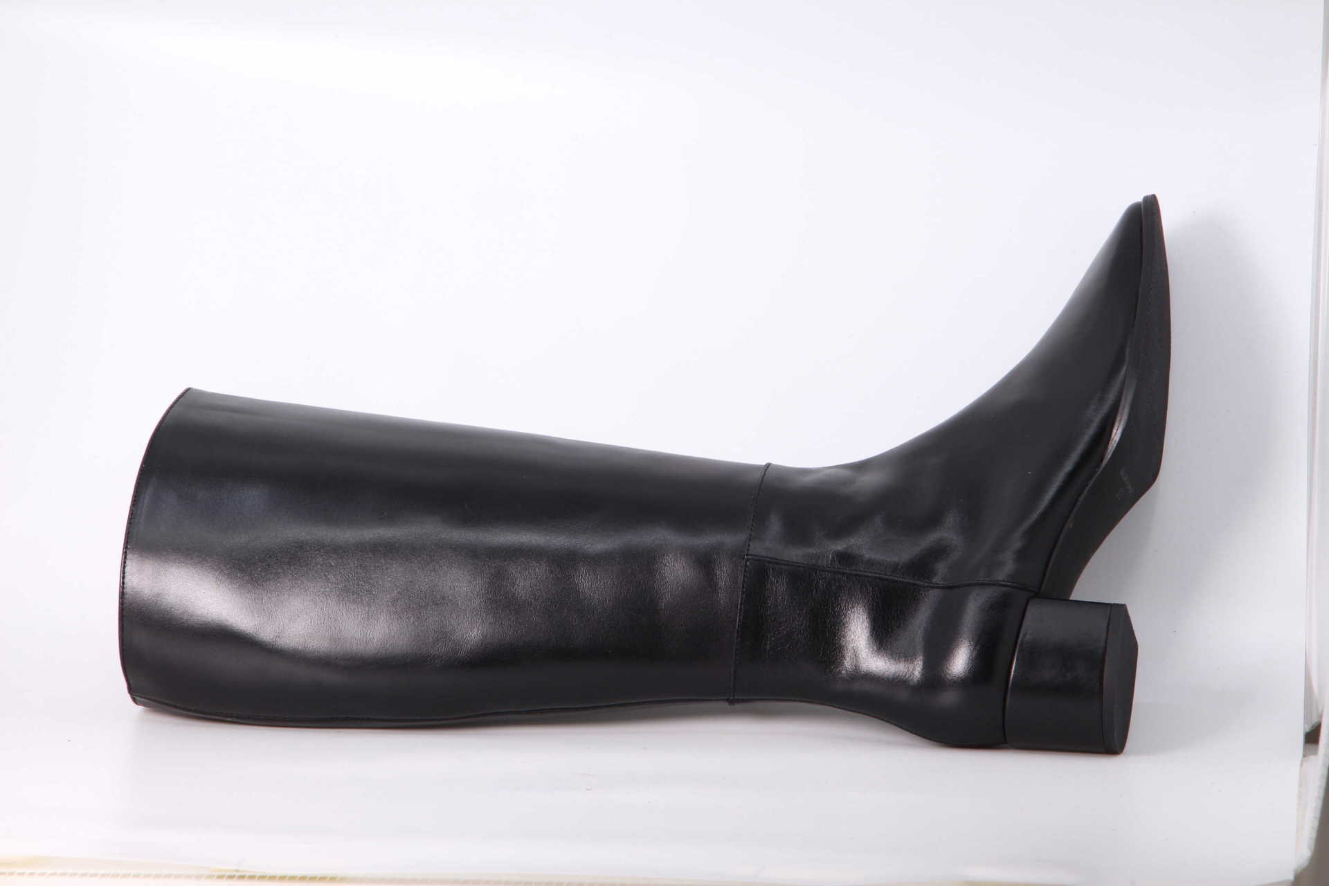 Stiefelette schwarz Vorderseite